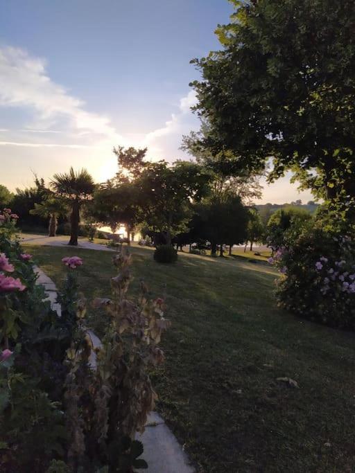 Grande Maison Avec Vue Sur Le Lac Saramon エクステリア 写真
